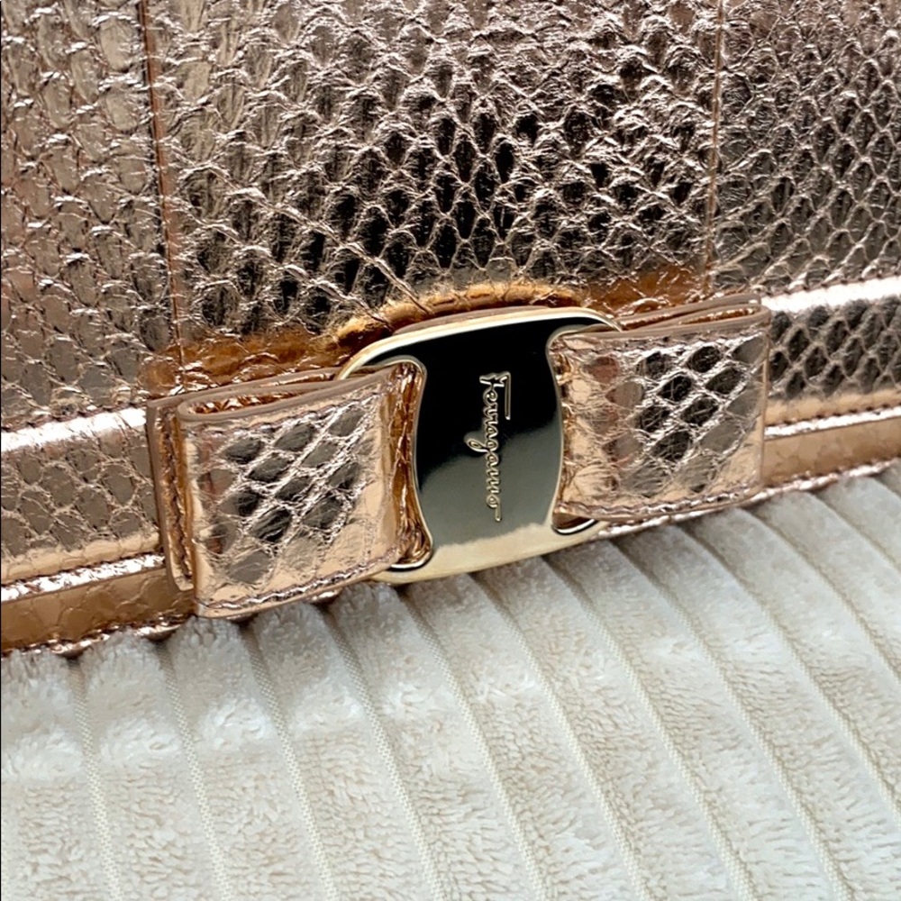💓Sold💓 ferragamo reptiles vera metallic purse - Picture 2 of 8